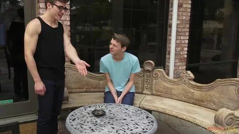 Viene sculacciato per aver mentito al fidanzato