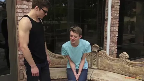 Il reçoit une fessée pour avoir menti à son petit copain