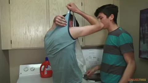 JH reçoit une fessée