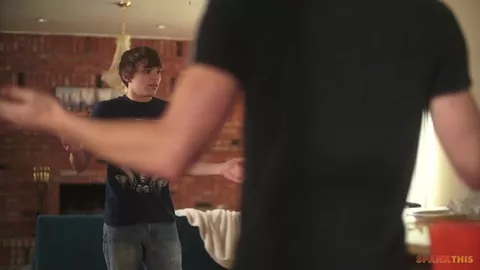 Tristan Adler prende schiaffi sul culo