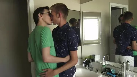 HelixStudios — Sodo na banheira — Julian Bell, Dustin Cook