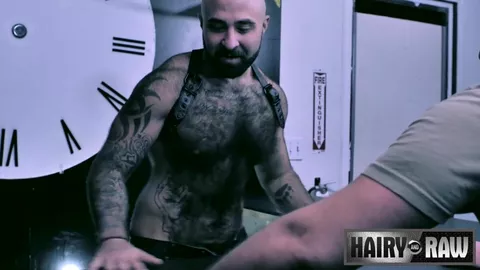 Activo peludo con arnés se folla a un macho