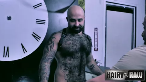 Ativo peludo de arnês mete num macho