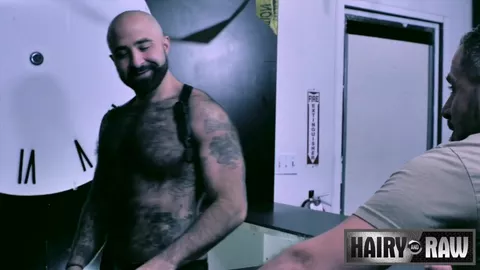 Top peloso in imbragatura scopa un maschio