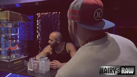 Ele dá em cima de um cara