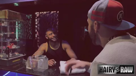 Ele dá em cima de um cara