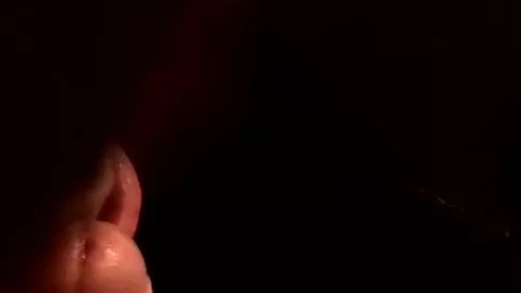 Svergina il culo con un giovane peloso