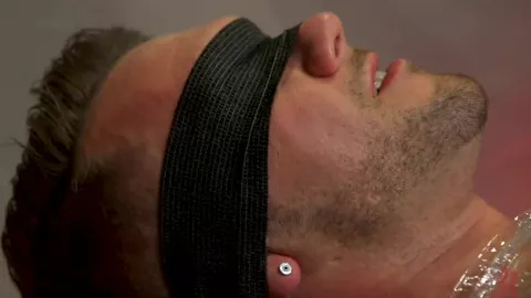 Bondage extrême : sucé sous cellophane