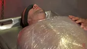 Bondage extremo: mamada envuelto en film