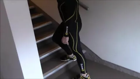 Er bläst einem Typen in engen Leggings