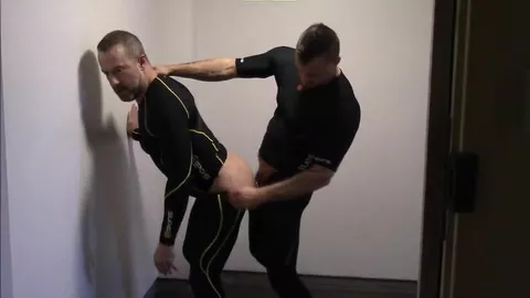 Il suce un mec en leggings moulants