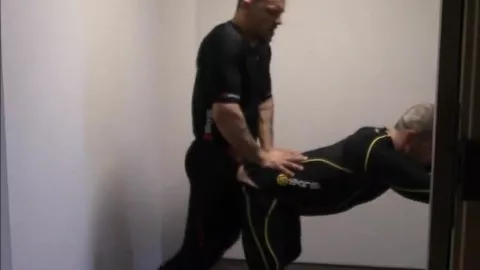 Le chupa a un tío con leggings ajustados