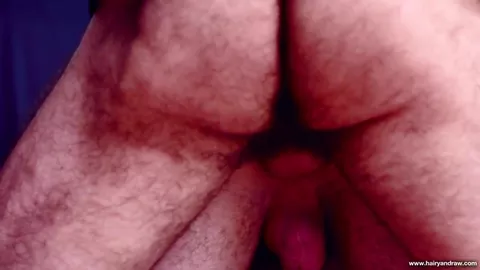 Hipster peloso scopa un passivo in backroom