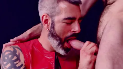 Hipster peloso scopa un passivo in backroom