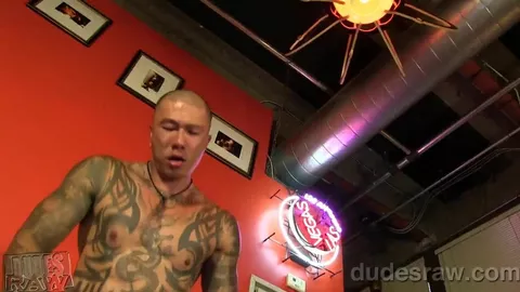 Hommes virils baisent en flip flop