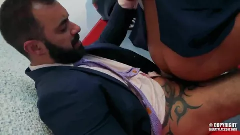 Ele é enganado pela empresa de aluguer de automóveis