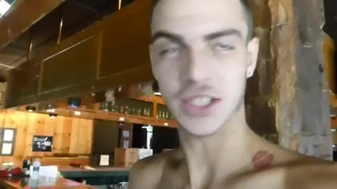 Rempli moi le cul dans la cabine du sauna