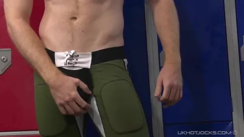 Athlète rouquin se branle dans les vestiaires