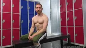Athlète rouquin se branle dans les vestiaires