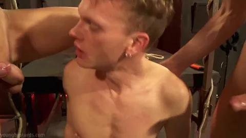 Jeune blond pris en sandwich