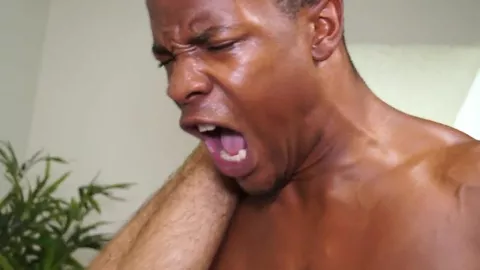 El masajista se pajea su gran polla negra