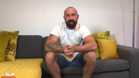 Ein Hetero zieht sich aus und wichst