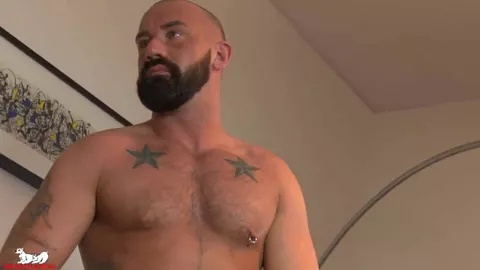 Un hetero se desnuda y se pajea