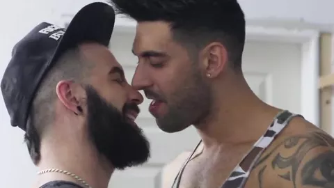 Hipster barbu macho flanque une sacrée pétée anale à un jeune mec