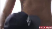 Hipster barbu macho flanque une sacrée pétée anale à un jeune mec