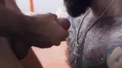Hipster barbu macho flanque une sacrée pétée anale à un jeune mec