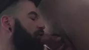 Hipster barbu macho flanque une sacrée pétée anale à un jeune mec