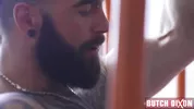Hipster barbu macho flanque une sacrée pétée anale à un jeune mec