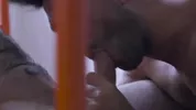 Hipster barbu macho flanque une sacrée pétée anale à un jeune mec