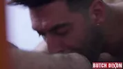 Hipster barbu macho flanque une sacrée pétée anale à un jeune mec