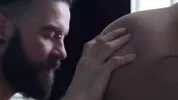 Hipster barbu macho flanque une sacrée pétée anale à un jeune mec