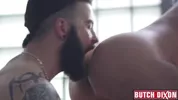 Hipster barbu macho flanque une sacrée pétée anale à un jeune mec