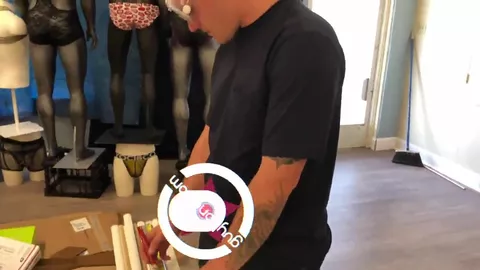 Hombre rellenito es emparedado en una tienda de ropa