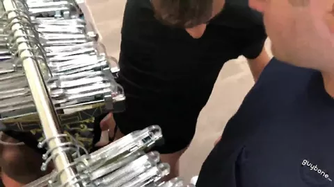 Gordinho é sanduichado numa loja de roupas