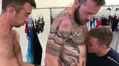 Hombre rellenito es emparedado en una tienda de ropa