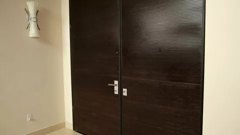 Maschio muscoloso onora il culo di un figo