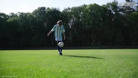 Jeunes footeux de 18 ans baisent bareback dans les vestiaires du foot