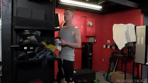 Larbin soumis défoncé par un daddy musclé à la gym