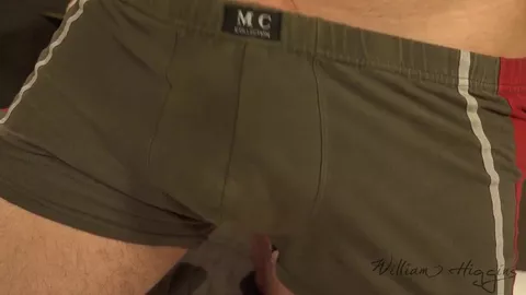 Un russe se met nu dans sa chambre