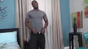 Bodybuilder black se masturbe dans sa chambre