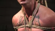 Hübscher tätowierter Mann lässt sein Geschlecht elektrisieren und unterzieht sich dem Edging