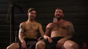 Colby Jansen initie un soumis au hard gay