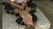 Un jeune teen se fait sucer de force par un vieil homme