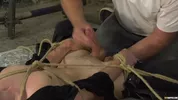 Un jeune teen se fait sucer de force par un vieil homme