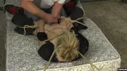Un jeune teen se fait sucer de force par un vieil homme