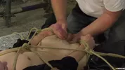 Un jeune teen se fait sucer de force par un vieil homme